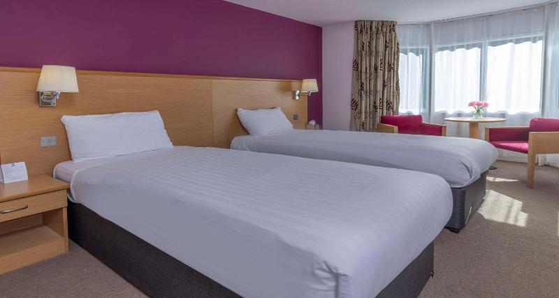 Standard Twin Room with Golf View image 3