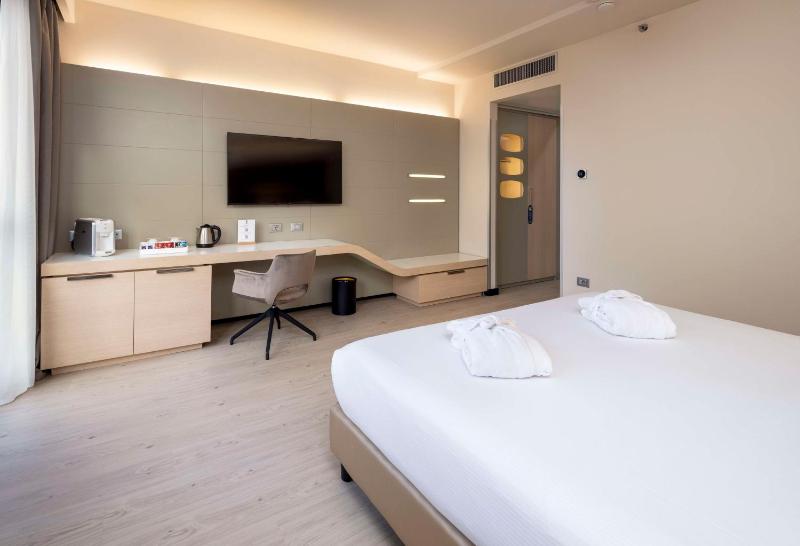 Deluxe Double or Twin Room image 3