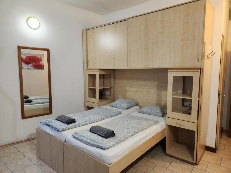 Standard Queen Room image 4