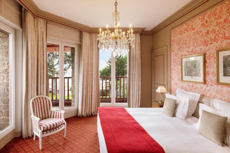 Deluxe Suite with Sea View image 3