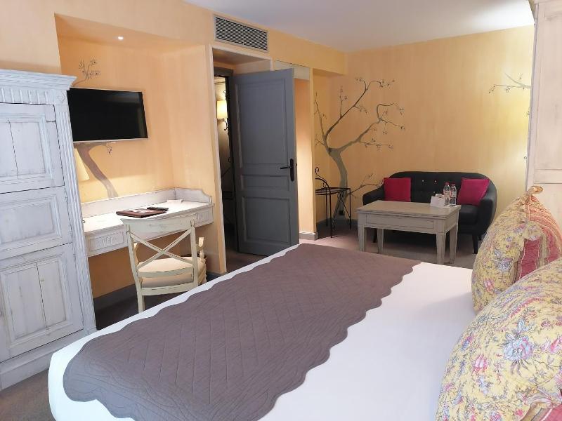 Double Room with Balcony image 1