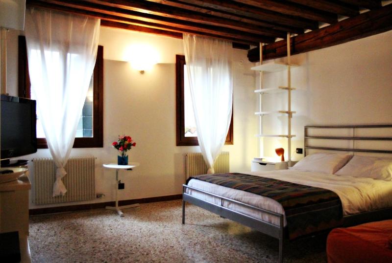One-Bedroom Apartment with Sofa Bed image 3