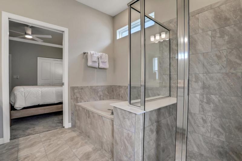 Serene Oasis: 7 Bedroom Villa in Orlando6668 - image 2