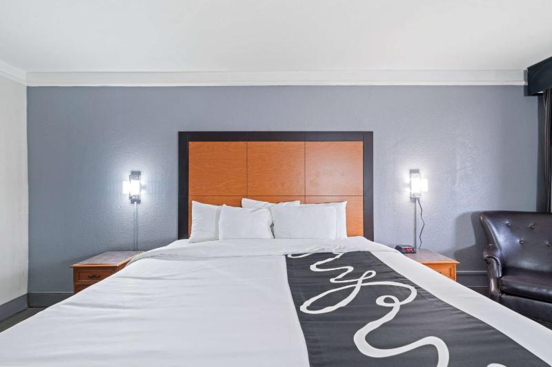 King Room with Bath Tub - Mobility Accessible/Non-Smoking image 1