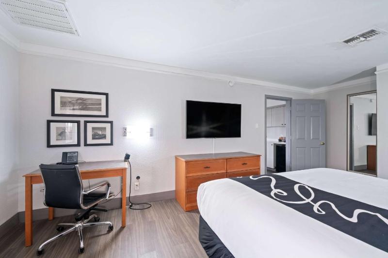 King Suite - Non-Smoking image 1