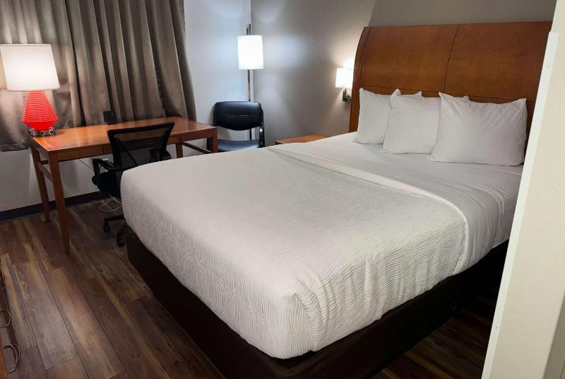 Queen Room with Bathtub w/Grab Bars - Mobility/Hearing Accessible - Non-Smoking image 1
