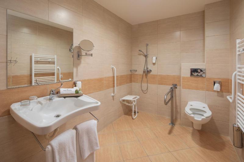 Twin Room - Disability Access image 2