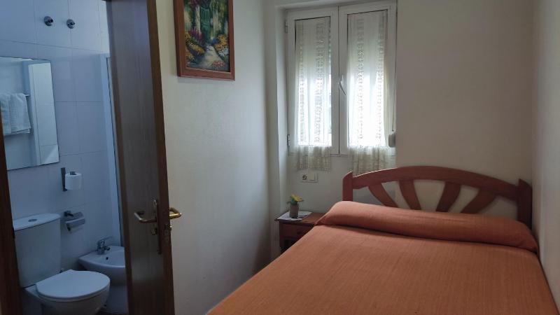 Single Room image 3