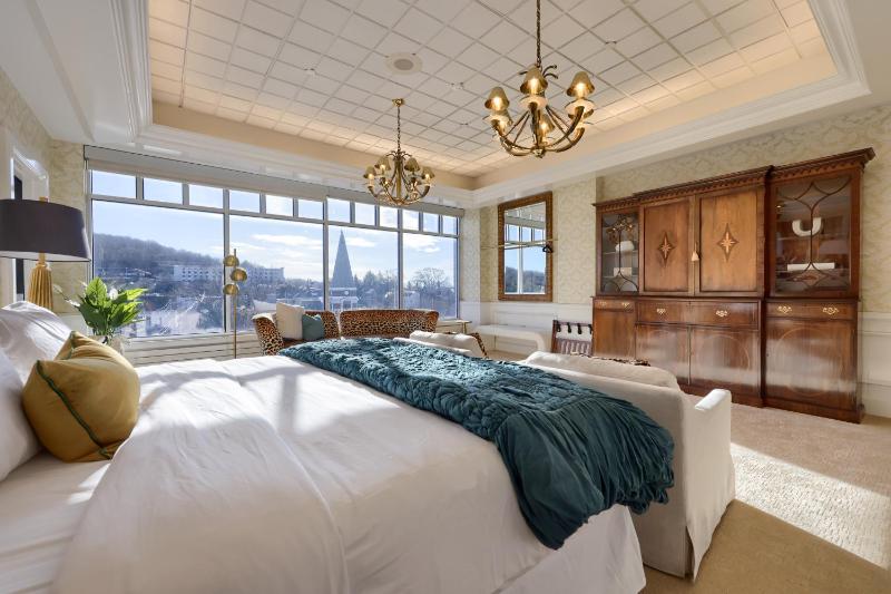 Studio Apartment with King Bed image 1