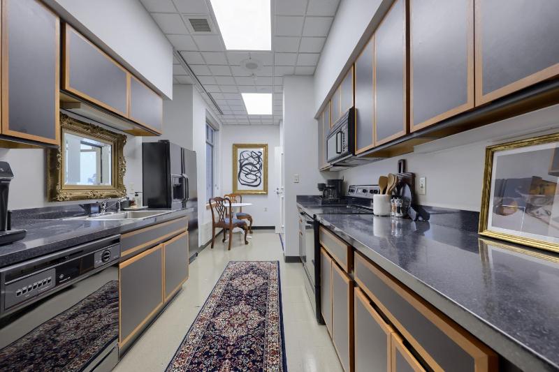 Studio Apartment with King Bed image 3