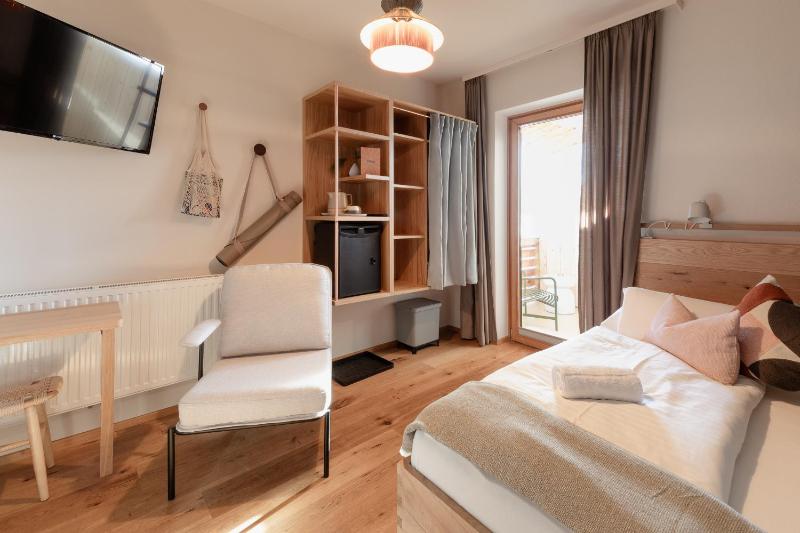 Deluxe Single Room with Balcony image 1