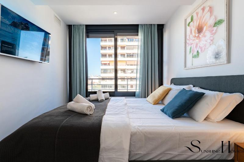 Exquisite Central 2 Bedroom apt Pool Views - image 5