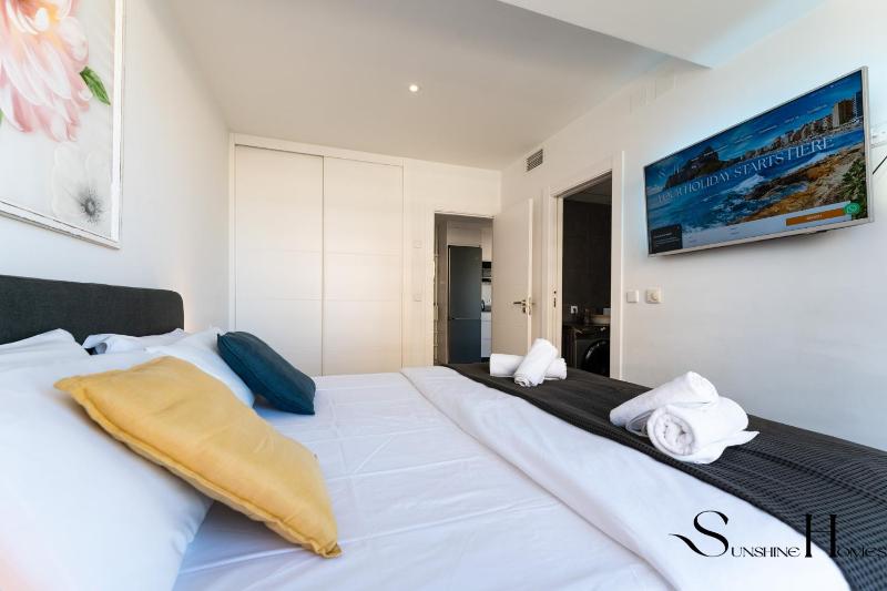 Exquisite Central 2 Bedroom apt Pool Views - image 3