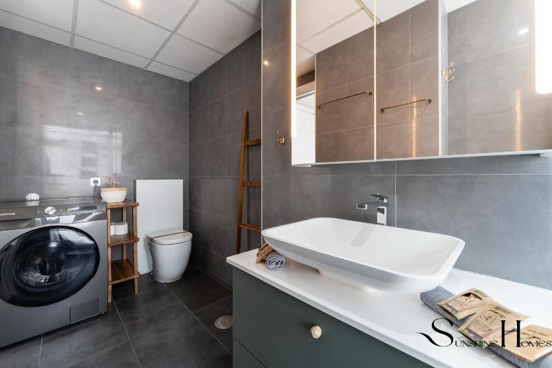 Exquisite Central 2 Bedroom apt Pool Views - image 12