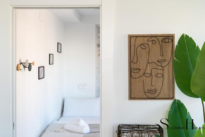 Exquisite Central 2 Bedroom apt Pool Views - image 7