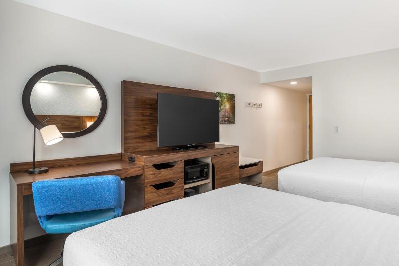 Queen Room with Two Queen Beds - Non-Smoking image 3