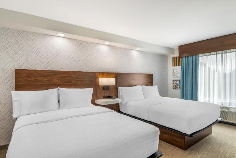 Queen Room with Two Queen Beds and Tub - Mobility/Hearing Accessible image 4