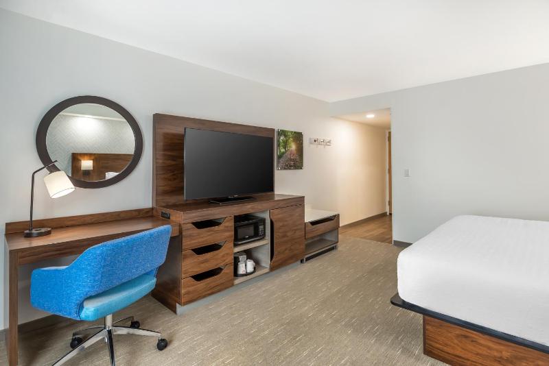 Queen Room with Two Queen Beds and Tub - Mobility/Hearing Accessible image 2