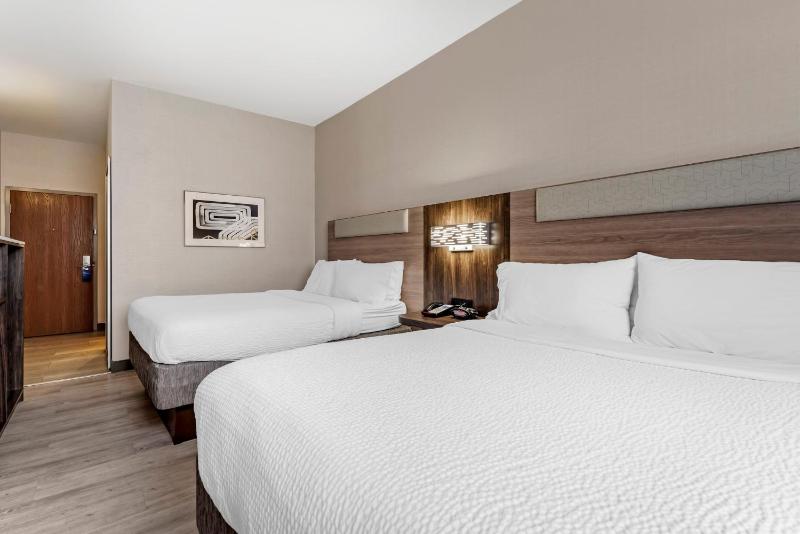 Standard Double Room with Two Double Beds - Communications Accessible image 3