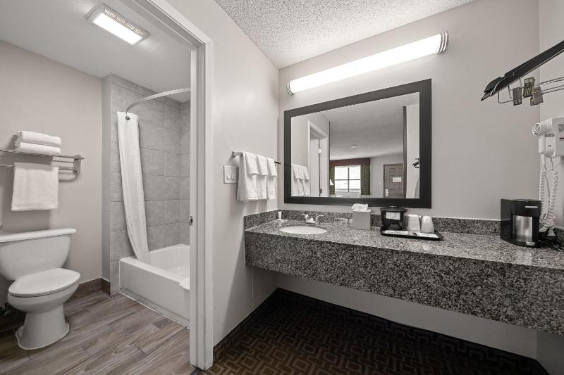 Queen Room with Two Queen Beds - Non-Smoking image 3