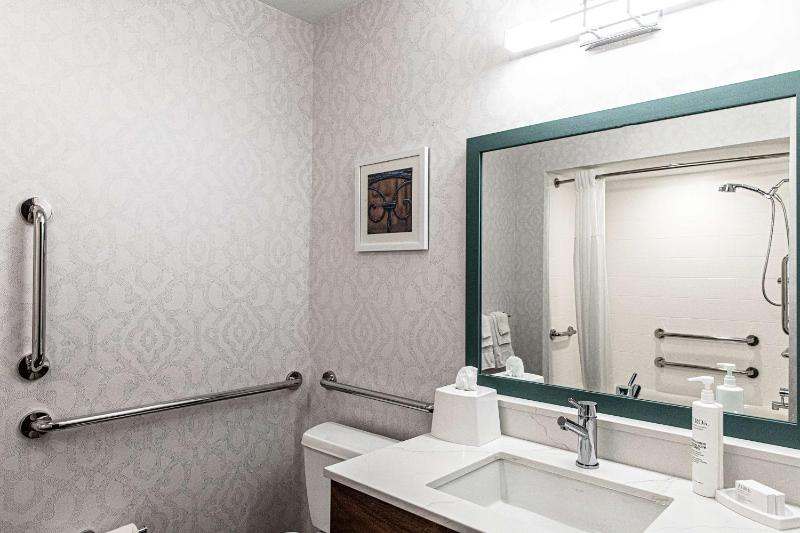 Queen Room with Two Queen Beds and Bath Tub - Mobility Access image 4