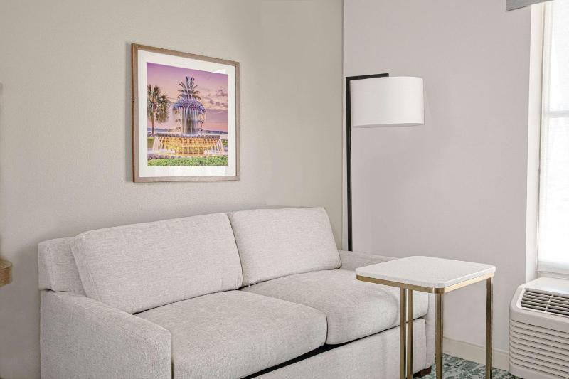 King Study Room with Sofa bed image 1
