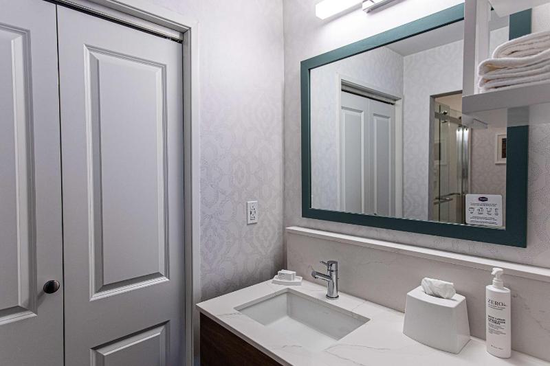 King Suite with Kitchen - Non-Smoking image 2