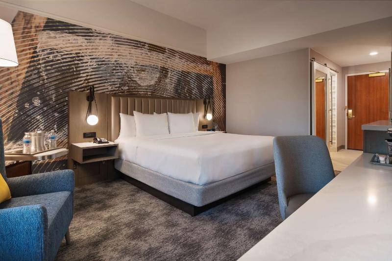 King Room with Spa Bath image 3