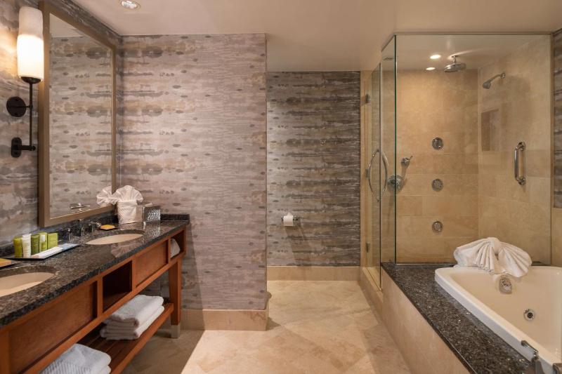 King Room with Spa Bath image 2