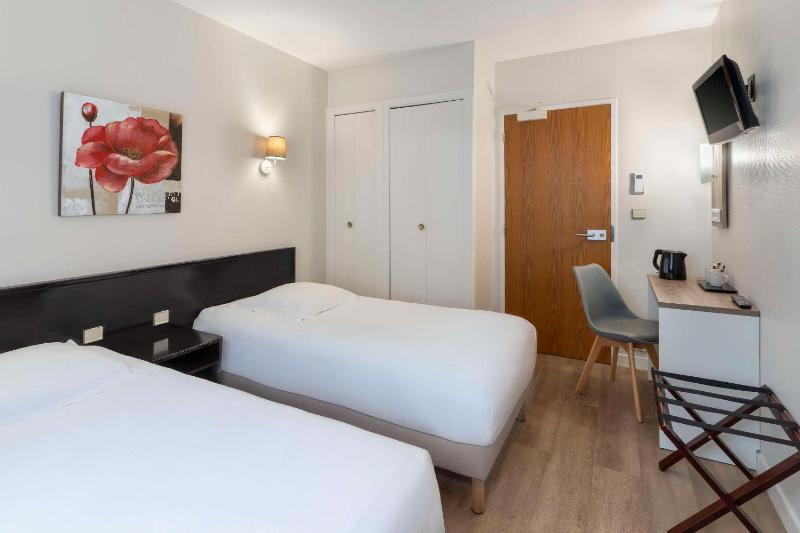 Standard Twin Room image 4
