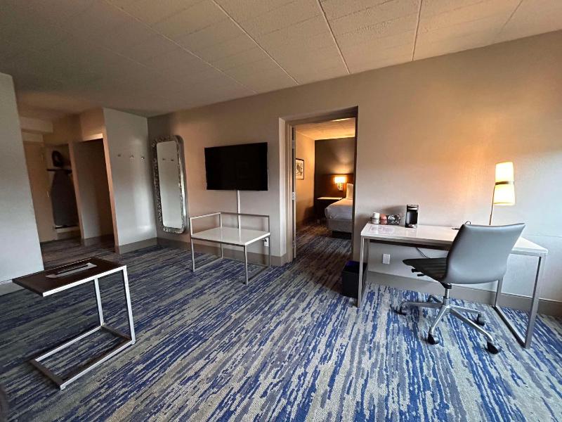 King Suite with Sofa Bed - Non-Smoking image 3