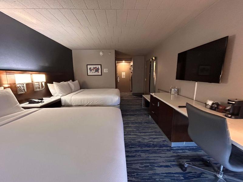 Queen Room with Two Queen Beds - Non-Smoking image 3