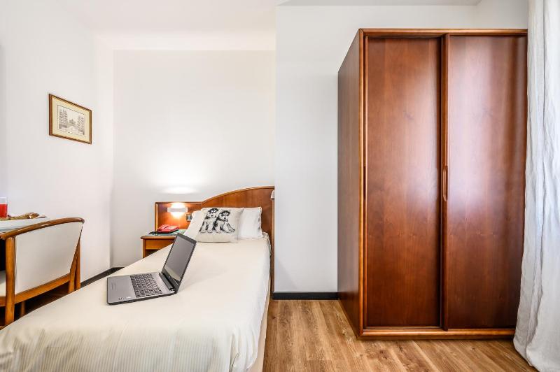 Small Single Room image 4