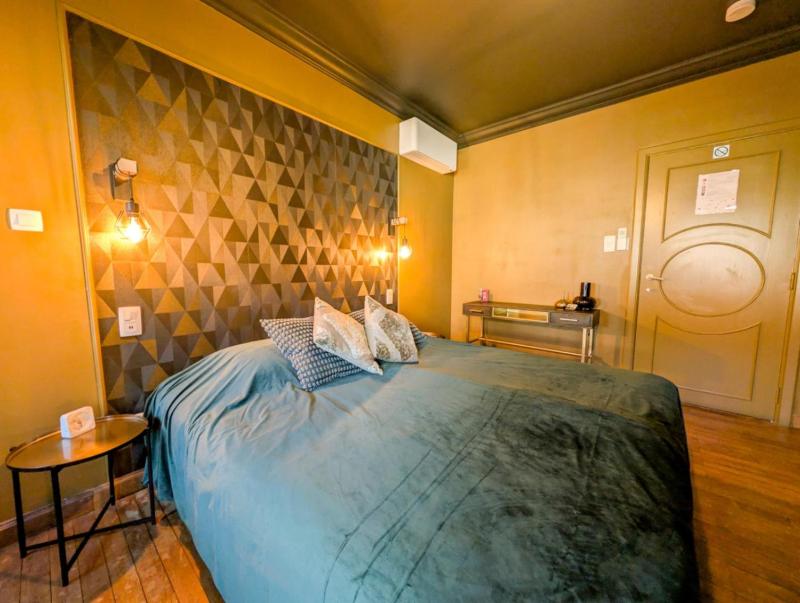 Deluxe King Room image 3