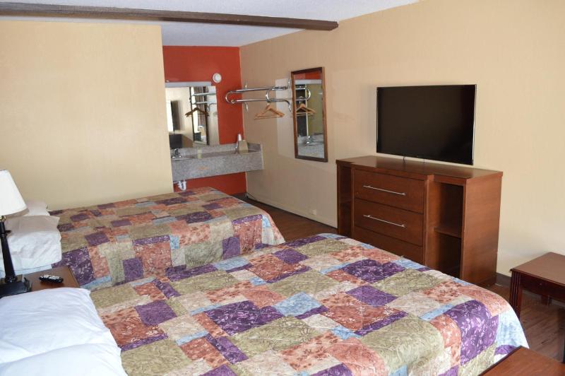 Double Room with Two Double Beds - Smoking image 1