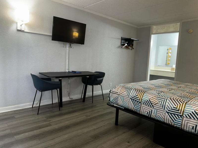 King Room - Non-Smoking image 3