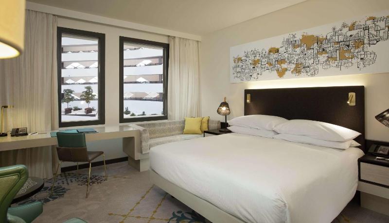 King Guest Room with Atrium View image 1