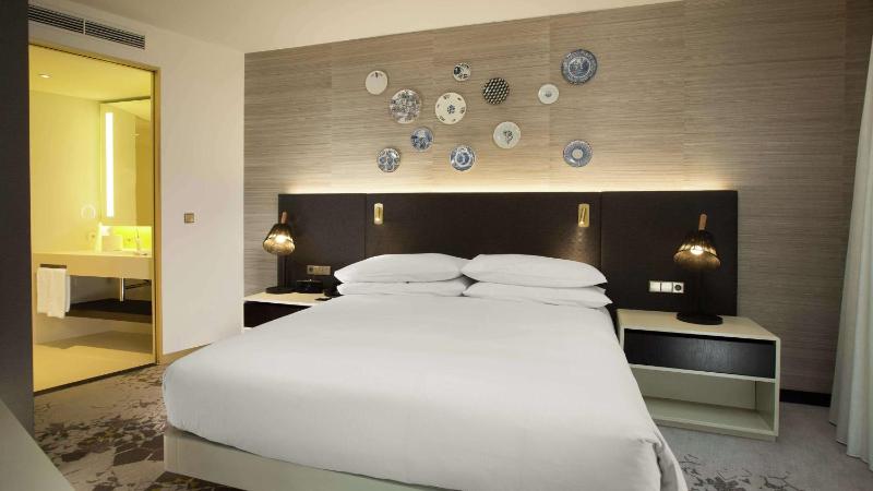 One-Bedroom King Suite - Lounge Access image 3