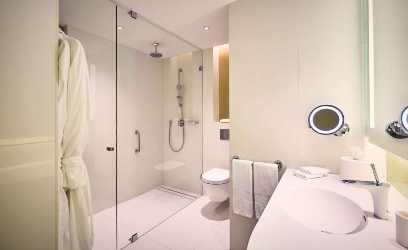 King Deluxe Room with Airport View image 4