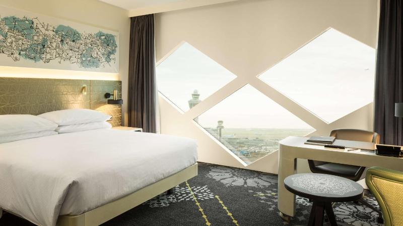 King Deluxe Room with Airport View image 3