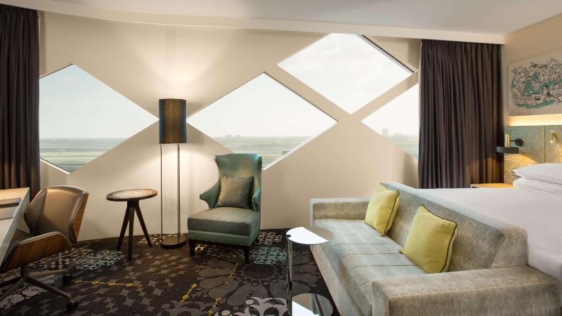 King Deluxe Corner Room with Airport View image 1
