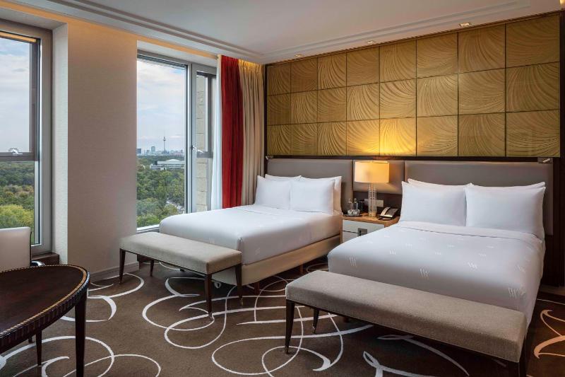 Deluxe Twin Room image 3