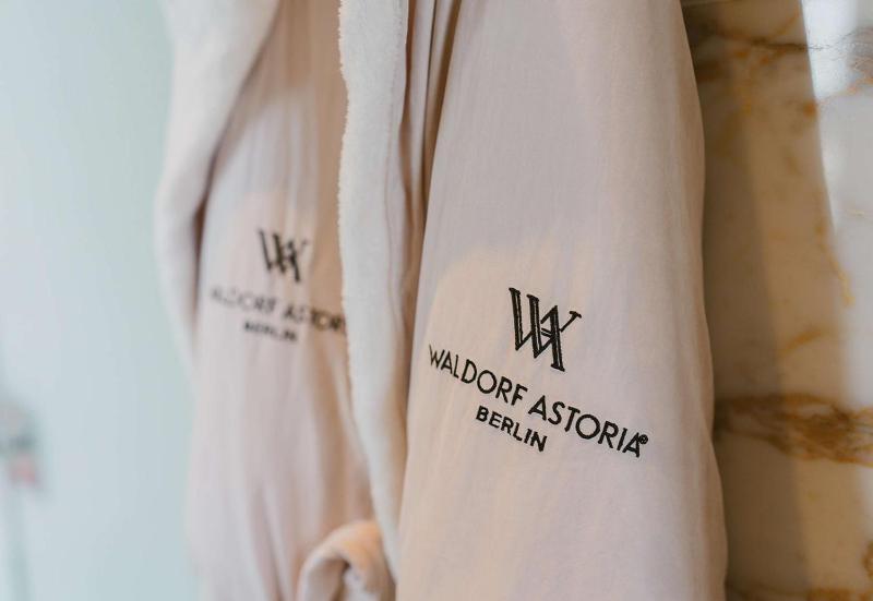 Deluxe King Room image 4