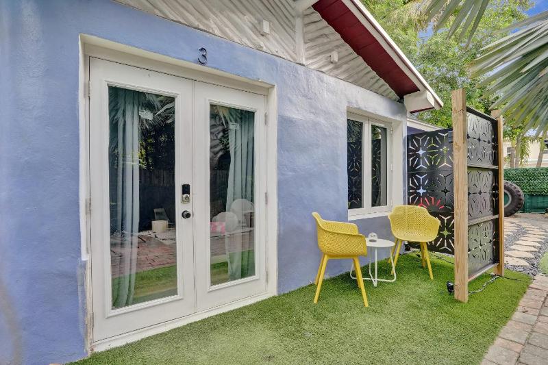 Kiki 3 - Men's Clothing optional Guest Houses - image 8