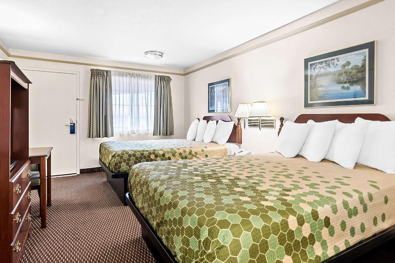 Queen Room with Two Queen Beds image 4