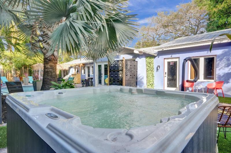 Kiki 3 - Men's Clothing optional Guest Houses - image 19