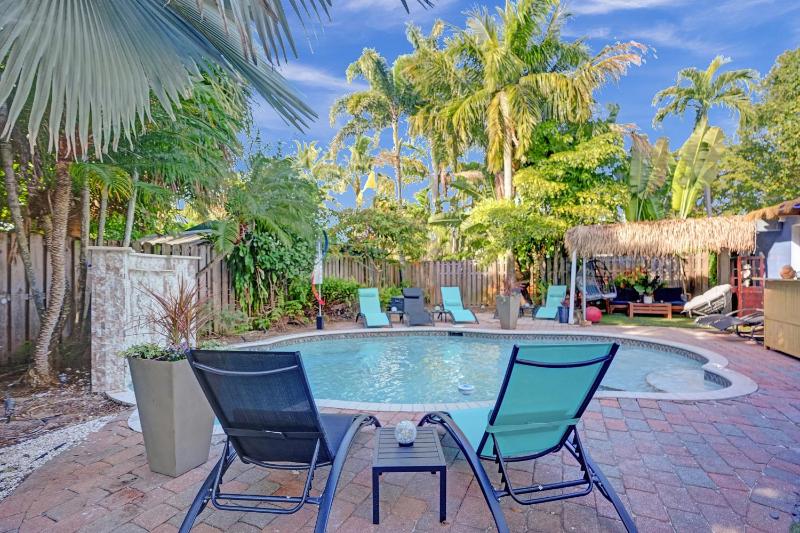 Kiki 3 - Men's Clothing optional Guest Houses - image 5