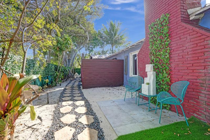 Kiki 3 - Men's Clothing optional Guest Houses - image 4