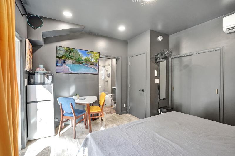 Kiki 4 - Men's Clothing optional Guest Houses - image 8