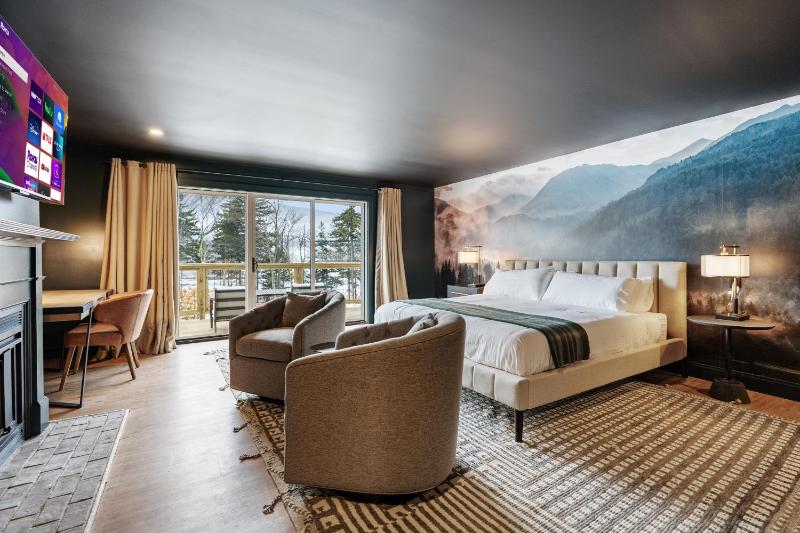 King Suite with Balcony image 1